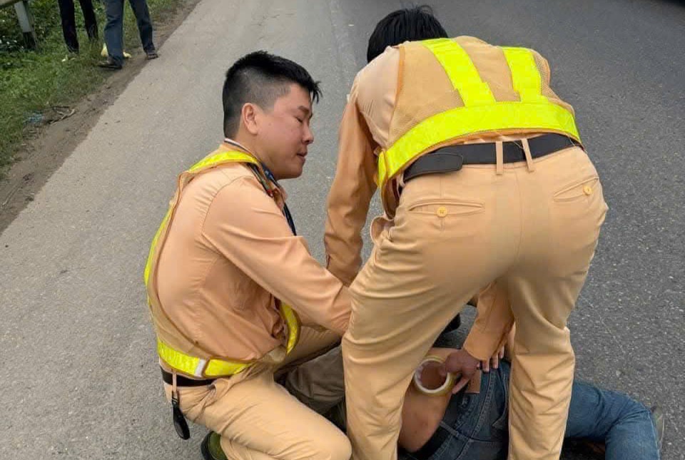 Lực lượng Cảnh sát giao thông Quảng Trị khống chế đối tượng trộm cắp. Ảnh: Công an Quảng Trị