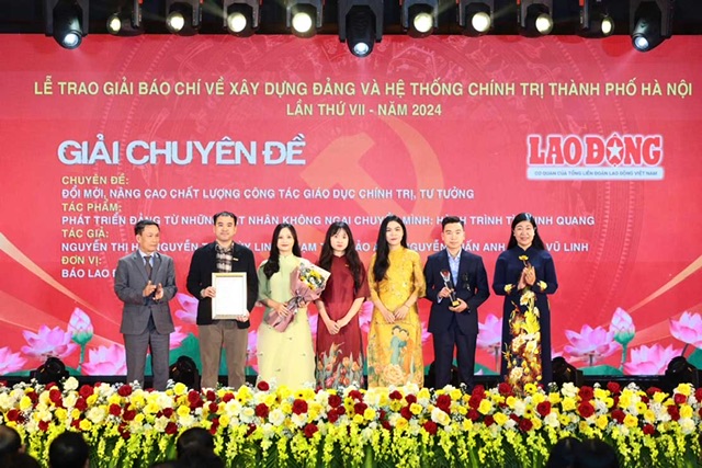 Nhom phong vien Bao Lao Dong dat giai C chuyen de. Anh: Viet Anh.