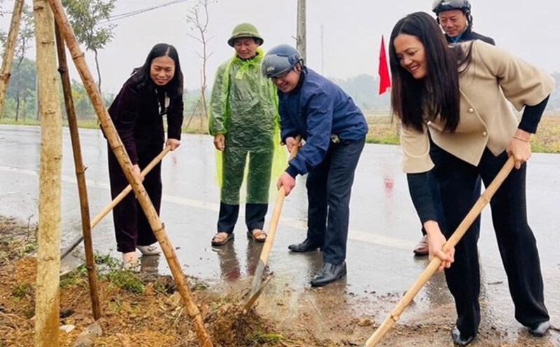 The Phuc Tho District Labor Federation (Hanoi) has directed 100% of grassroots unions to actively coordinate in implementing the tree planting Tet holiday from the beginning of 2025. Photo: Trade Union