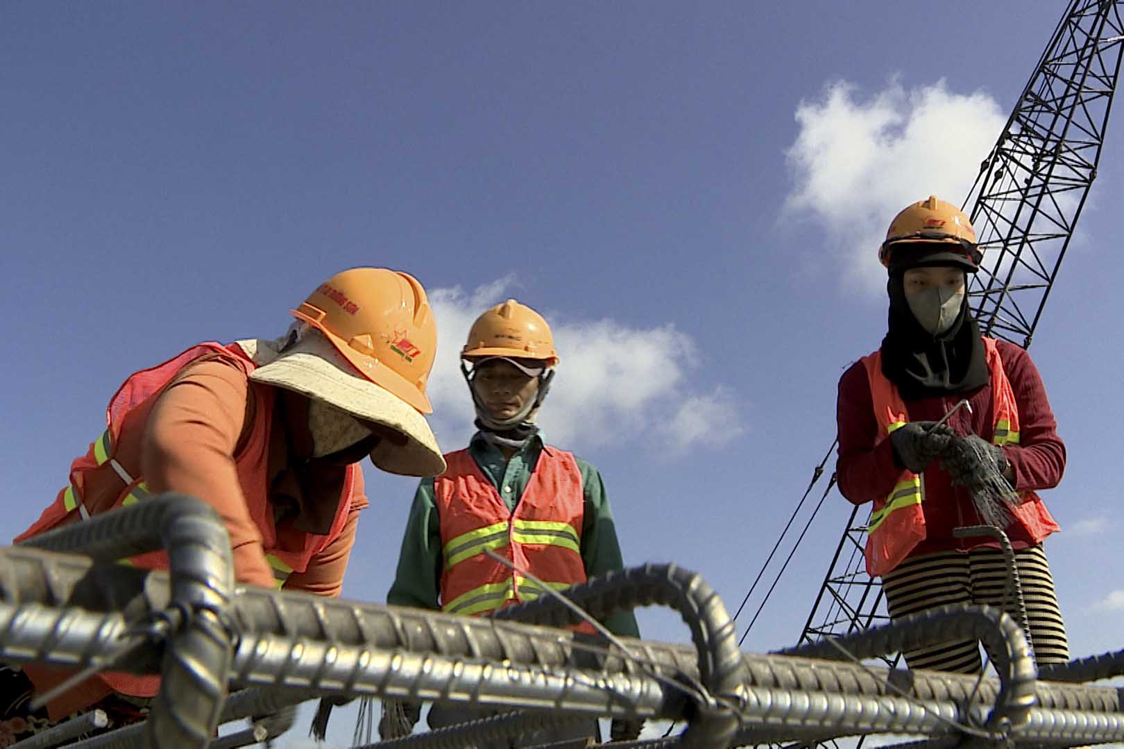 The Chau Doc - Can Tho - Soc Trang Expressway section through Hau Giang still lacks sand. Photo: Ta Quang