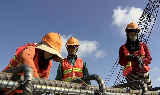 Cao tốc Châu Đốc - Cần Thơ - Sóc Trăng đoạn qua Hậu Giang vẫn thiếu cát. Ảnh: Tạ Quang