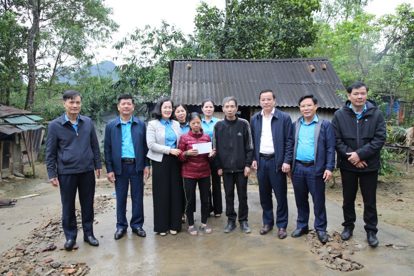 The Quang Binh Provincial Federation of Labor donated 120 million VND to households to support the repair of temporary and dilapidated houses. Photo: Cong Sang
