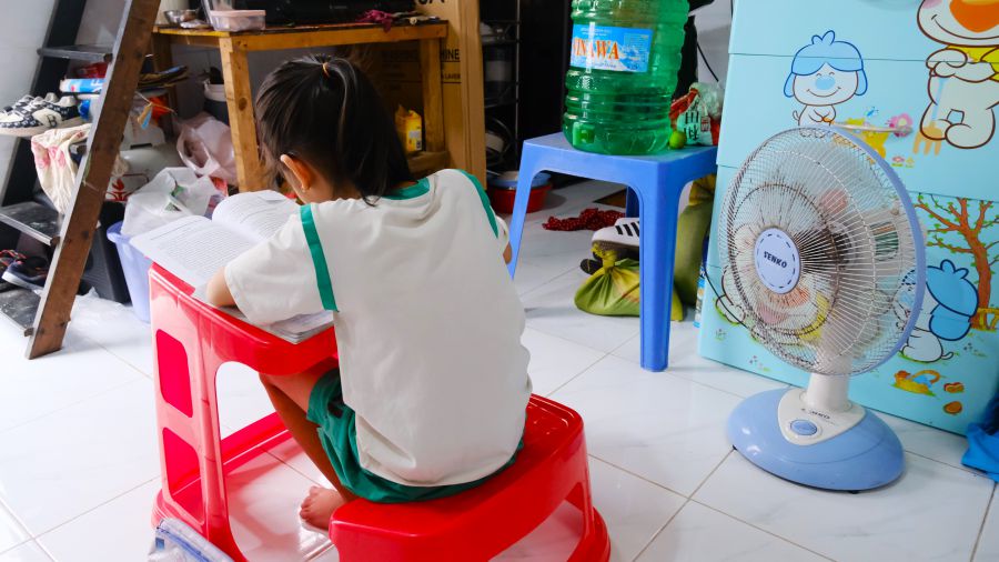 In addition to the pressure of high electricity and water costs, workers are also worried about their children's health during the hot season. Photo: My Ly