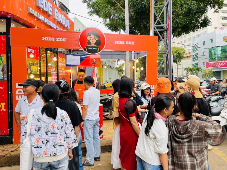 Many tourists experience free coffee. Photo: Danh Huu