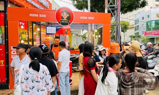 Rất đông du khách trải nghiệm cà phê miễn phí. Ảnh: Danh Hữu