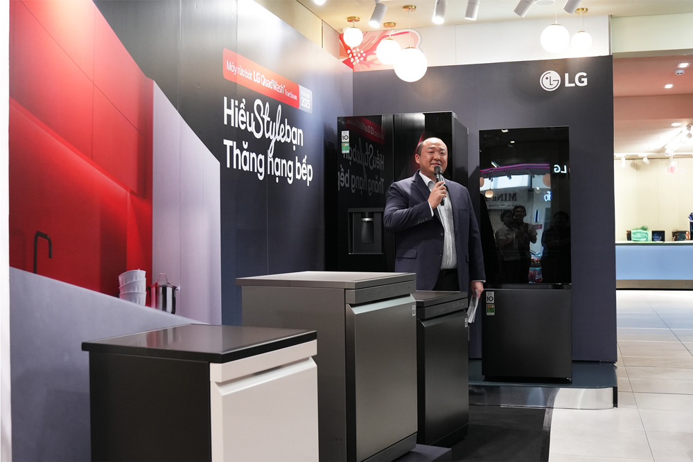 Mr. In Jisoo, Director of home electronics solutions at LG Electronics Vietnam, introduced the LG QuadWash True steam Dishwasher. Photo: Provided by the enterprise