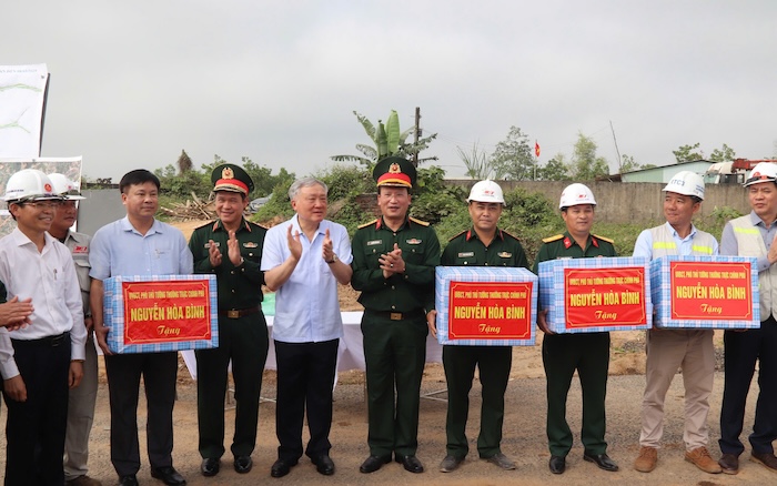 Pho Thu tuong Thuong truc Nguyen Hoa Binh tang qua cho cac don vi thi cong tai cao toc Hoa Lien. - Tuy Loan. Anh: Nguyen Linh