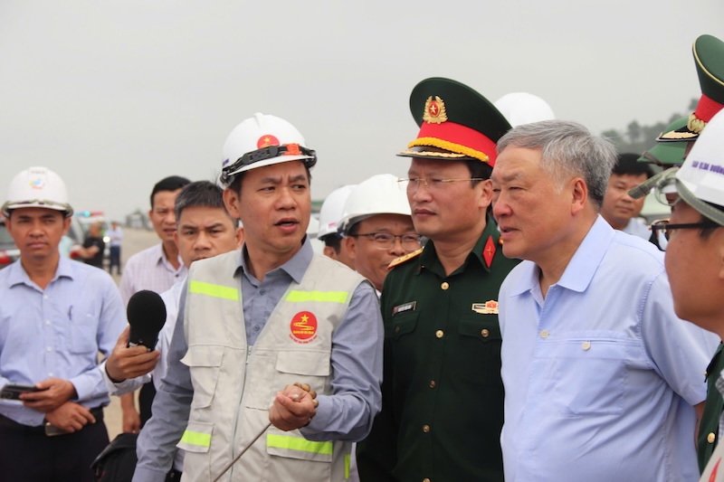 Permanent Deputy Prime Minister Nguyen Hoa Binh inspected the Hoa Lien - Tuy Loan Expressway in Da Nang. Photo: Nguyen Linh