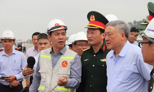 Phó Thủ tướng Thường trực Nguyễn Hòa Bình kiểm tra cao tốc Hòa Liên - Túy Loan tại Đà Nẵng. Ảnh: Nguyễn Linh