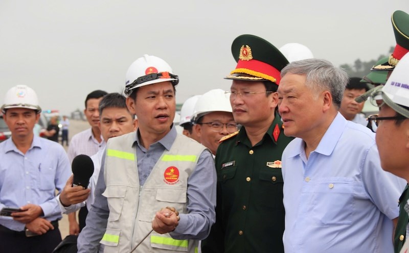 Permanent Deputy Prime Minister Nguyen Hoa Binh inspected the Hoa Lien - Tuy Loan Expressway in Da Nang. Photo: Nguyen Linh