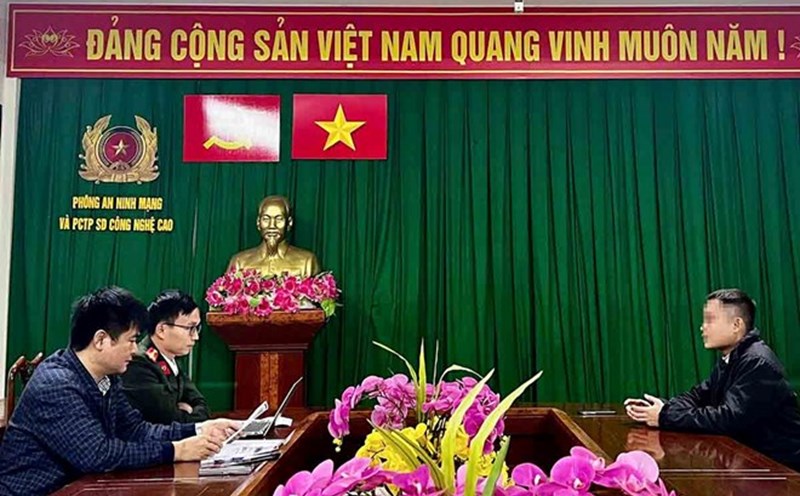Previously, Ha Tinh Police worked with Mr. Tran Danh T and fined him 7.5 million VND for making vulgar comments about merging provinces. Photo: Ha Tinh Police.