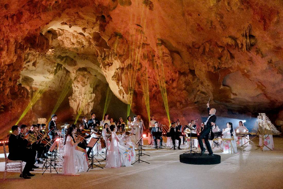 Đây chỉ là buổi biểu diễn hòa nhạc demo để quảng bá trước khi đưa vào khai thác sản phẩm ăn tiệc, nghe hòa nhạc trong hang động ở Vũng Đục, TP Cẩm Phả. Ảnh: Nguyễn Hùng