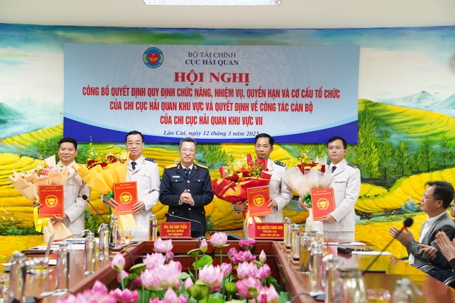 Mr. Au Anh Tuan - Deputy Director of the Customs Department presented the decision to the Deputy Heads of the Customs Branch of Region VII in Lao Cai. Photo: Duc Anh