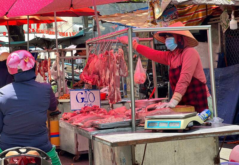 Pork purchasing power at traditional markets in Ho Chi Minh City is low. Photo: Ha May