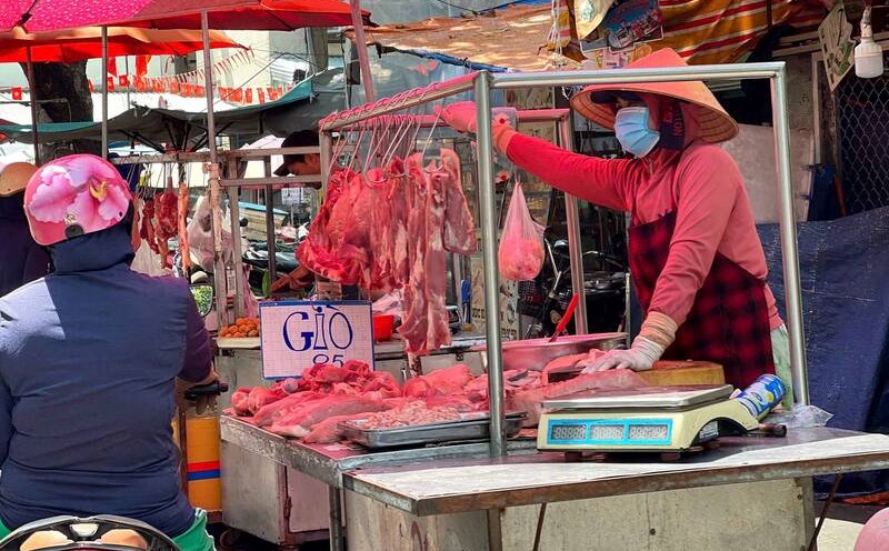 Pork purchasing power at traditional markets in Ho Chi Minh City is low. Photo: Ha May