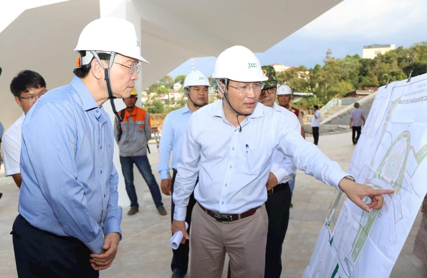 Chairman of Dak Nong Provincial People's Committee Ho Van Muoi (left cover) inspected the projects on the field. Photo: Nguyen Luong