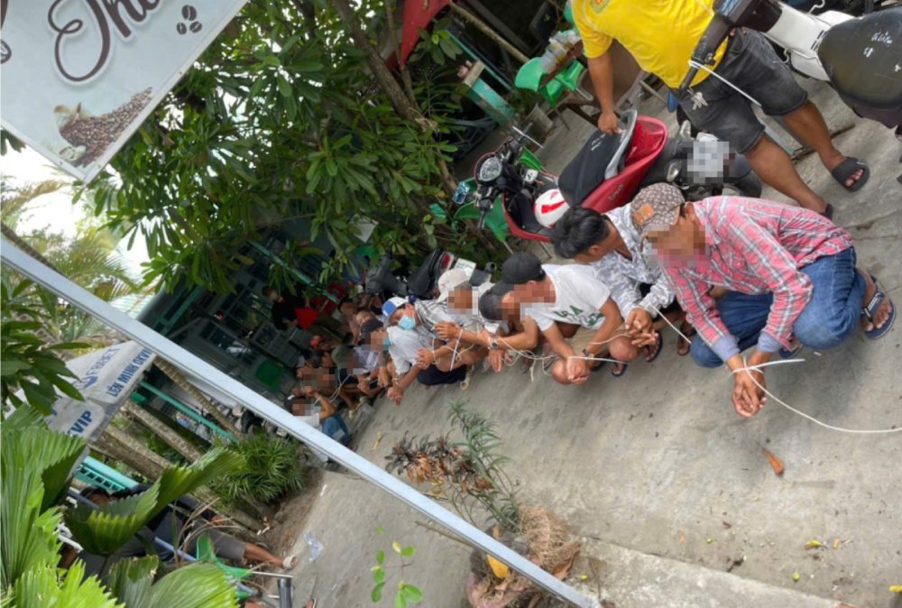 Công an bắt quả tang các đối tượng chơi đánh bạc qua mạng bằng hình thức đá gà ăn tiền. Ảnh: Công an cung cấp