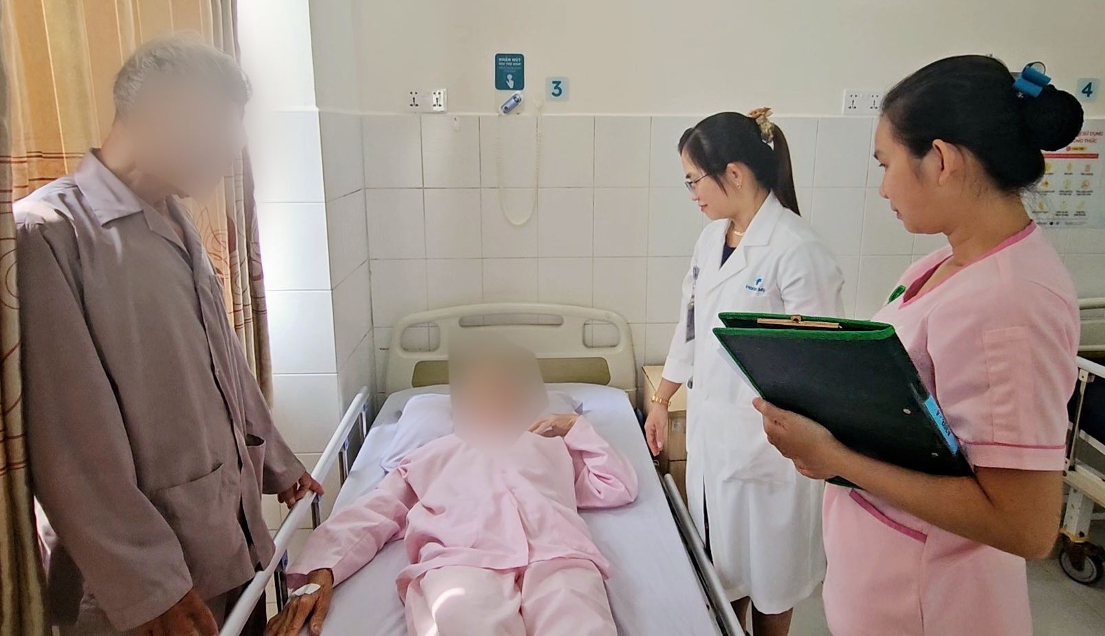 The doctor examined a patient who had been constipated for more than 3 years. Photo: Provided by the hospital