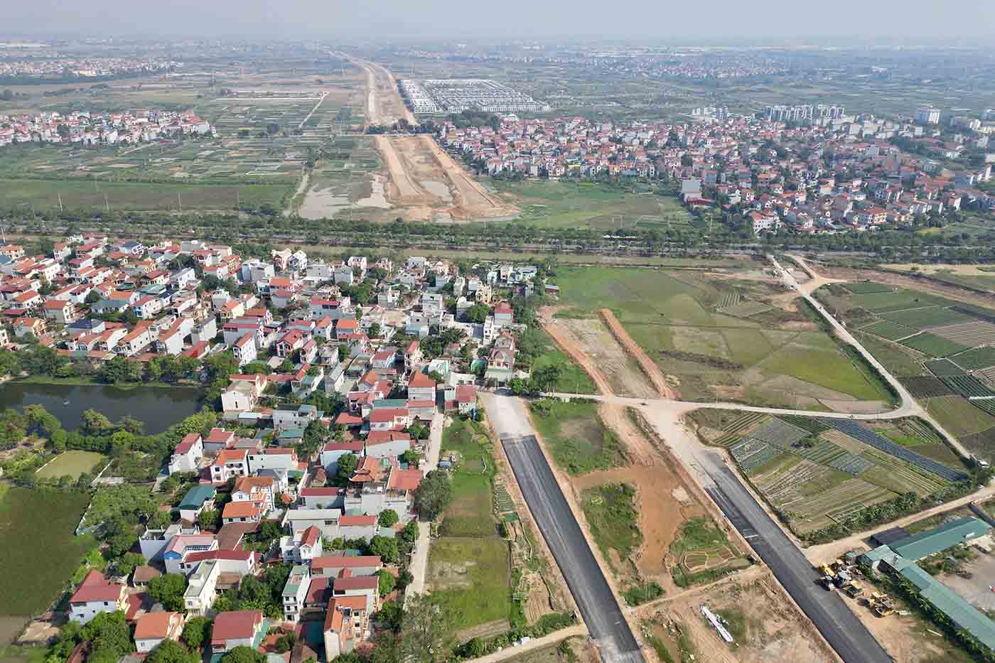 A residential area in Tan Chau village (Chu Phan commune, Me Linh, Hanoi) within the construction area of Ring Road 4 has not been cleared. Photo: Huu Chanh