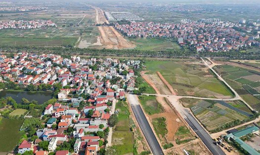 Một khu dân cư ở thôn Tân Châu (xã Chu Phan, Mê Linh, Hà Nội) trong phạm vi xây dựng đường Vành đai 4 chưa được giải phóng mặt bằng. Ảnh: Hữu Chánh