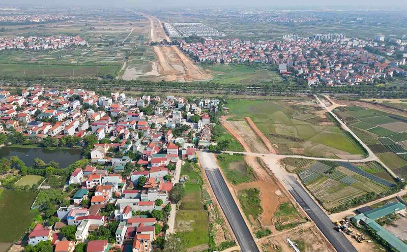 A residential area in Tan Chau village (Chu Phan commune, Me Linh, Hanoi) within the construction area of Ring Road 4 has not been cleared. Photo: Huu Chanh