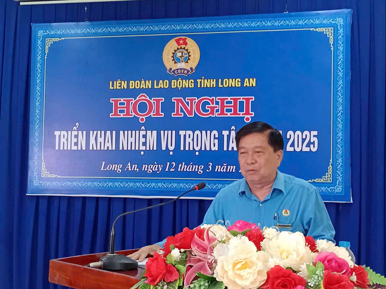Chairman of the Long An Provincial Federation of Labor Nguyen Van Qui deploys tasks for 2025, focusing on developing 45,000 new union members. Photo: Ky Quan