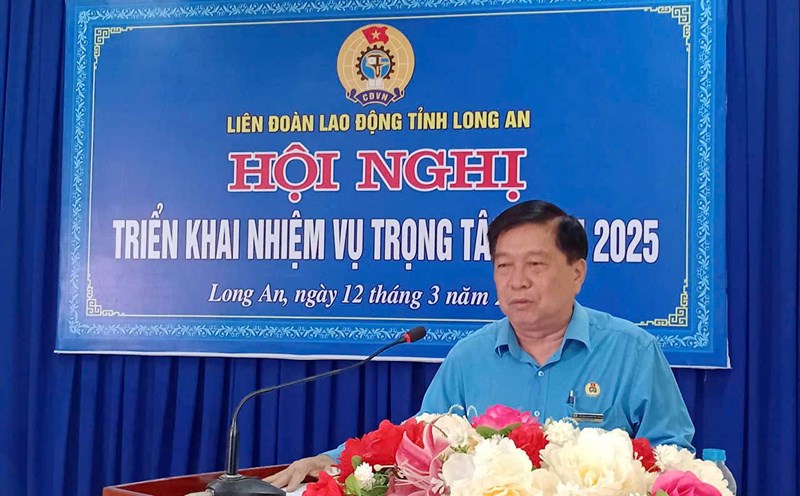 Chairman of the Long An Provincial Federation of Labor Nguyen Van Qui deploys tasks for 2025, focusing on developing 45,000 new union members. Photo: Ky Quan