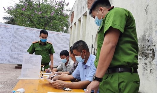 Từ ngày 1.3, khi không tổ chức công an cấp huyện, công an xã thực hiện loạt các thủ tục hành chính và dịch vụ công trực tuyến. Ảnh minh họa: Ái Vân