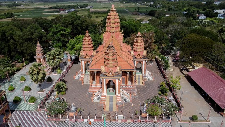 Ban dau le nay chi dien ra tu phat voi quy mo nho, hinh thanh tu y tuong cua mot nha su nguoi Khmer ten la Ta Hu. Luc dau, ong dung mot ngoi thap tren giong cat, gan chua Ca Sang (Srei Krosang) o lang bien xa Vinh Chau, huyen Vinh Chau, tinh Soc Trang, nay cung la noi to chuc le hoi de dong bao Phat tu den thap huong, thanh tam khan bai. Ong chon ngay ram thang 2 am lich (tuc ram thang 11 cua nguoi Khmer) de lap dan lam phuoc, vi day la thoi diem troi yen, bien lang, ngu dan nao di bien ve thuyen cung day ap tom ca. Sau do dan dan buoi lam phuoc nay duoc nhieu nguoi dan quan tam, nhiet tinh huong hung vi no dap ung duoc tam nguyen cua ho. Tu do, Le Cung Phuoc Bien hinh thanh va tro thanh mot le hoi truyen thong khong chi cua nguoi Khmer ma con cua ca nguoi Viet va nguoi Hoa song quanh vung nay.