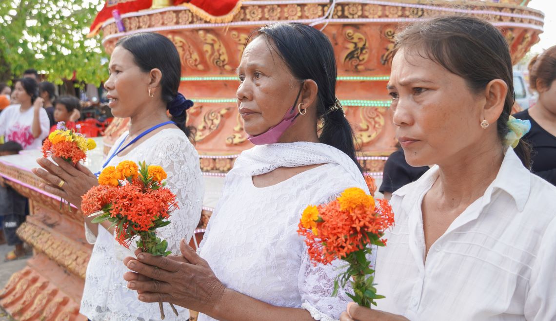 Nguoi dan, phat tu cau mong cho cuoc song binh an, trong rau mau, danh bat thuy san thuan loi.