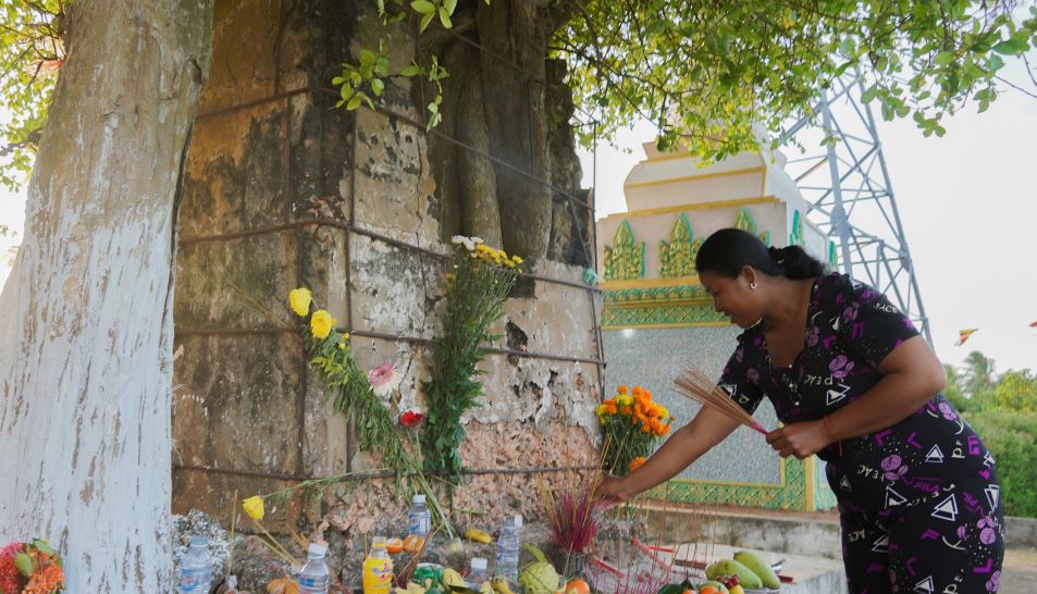 Nguoi dan con den noi dau tien hinh thanh Le Phuoc Bien de thap huong cau mong mua thuan gio hoa, gia dao binh an, lao dong, san xuat thuan loi.