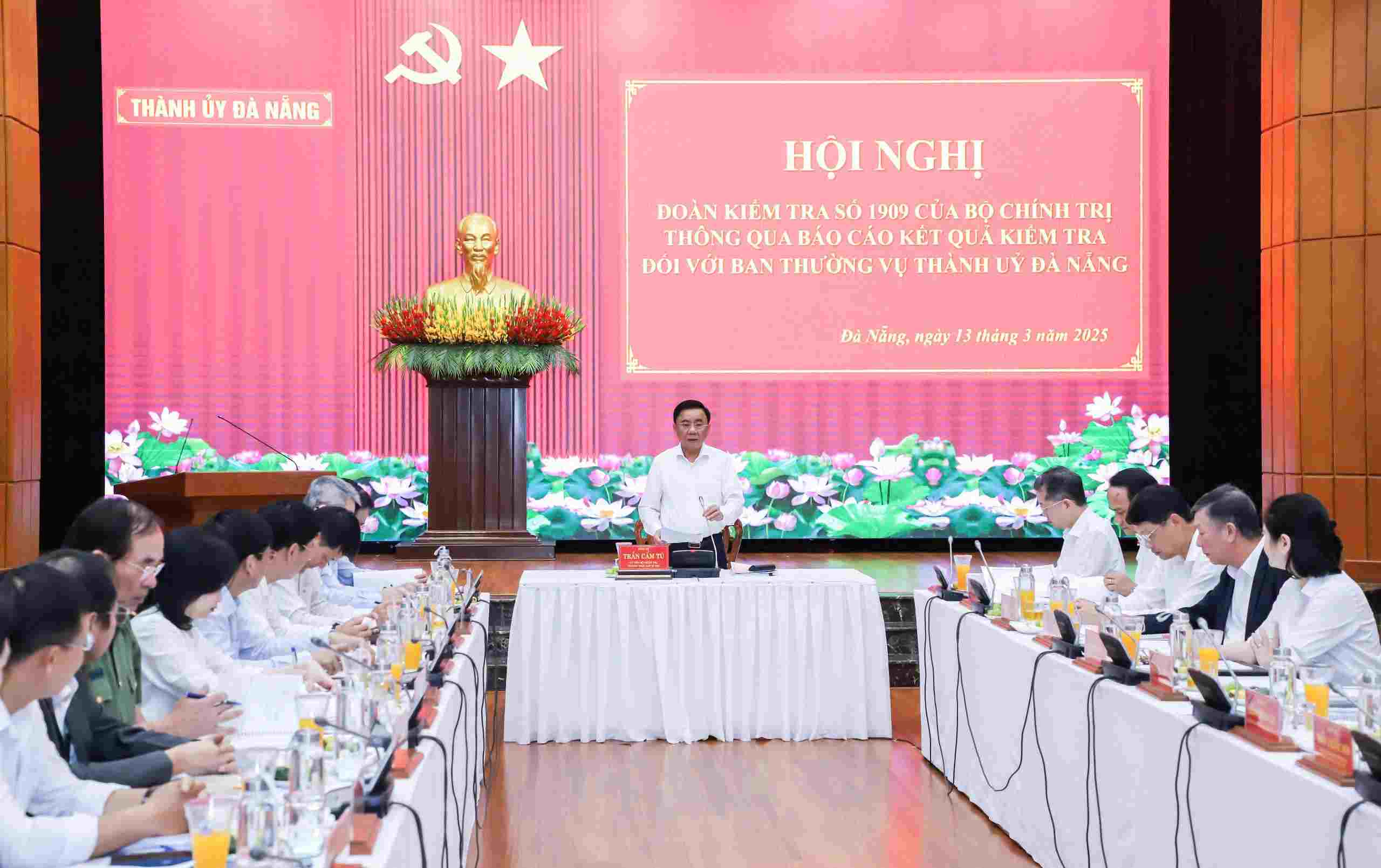 Mr. Tran Cam Tu, Politburo member, Standing member of the Secretariat chaired the meeting with the Da Nang City Party Committee. Photo: Ha Phan