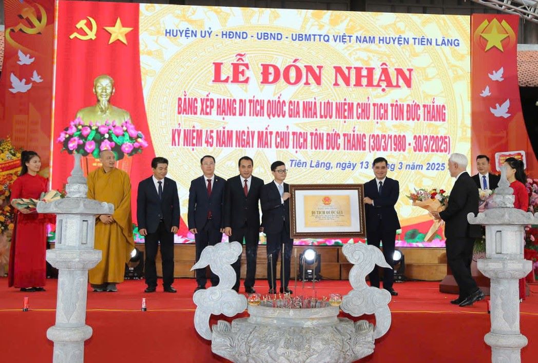 Ceremony to receive the Certificate of National Monument Ranking of President Ton Duc Thang Memorial Site. Photo: Hoang Anh