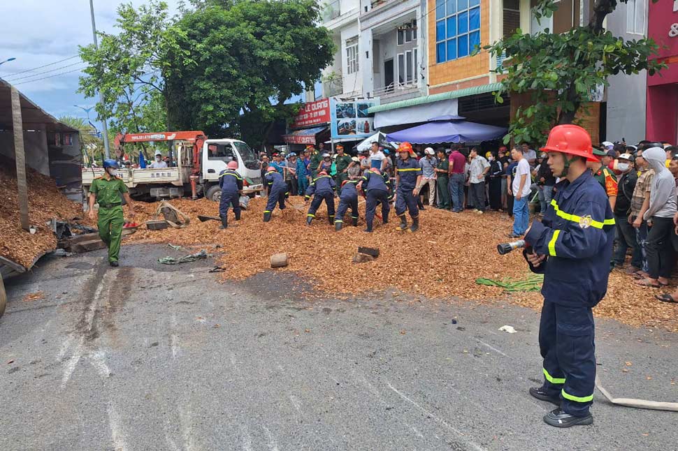 Sau nhiều tháng điều tra, cơ quan chức năng đã khởi tố, bắt tạm giam tài xế trong vụ xe chở dăm gỗ lật, đè chết 3 người. Ảnh: Công an tỉnh Bình Định