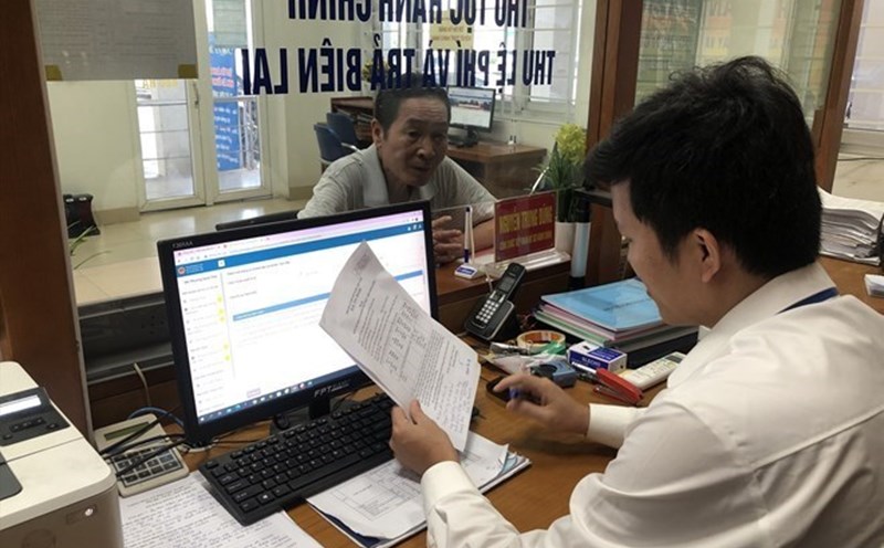The competent authority is not allowed to require individuals or organizations to submit back the submitted documents after restructuring the apparatus. Photo: Huong Nha.