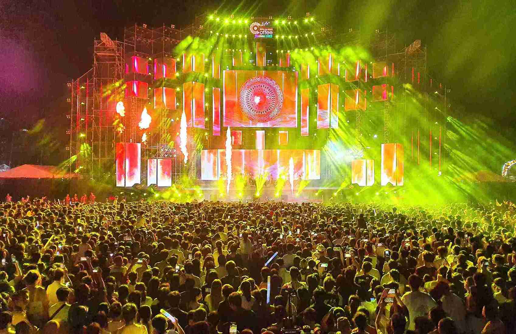 The light festival event was grandly held in Buon Ma Thuot city on the night of March 12. Photo: Bao Trung