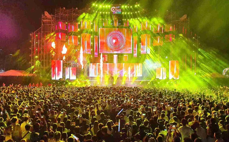 The light festival event was grandly held in Buon Ma Thuot city on the night of March 12. Photo: Bao Trung