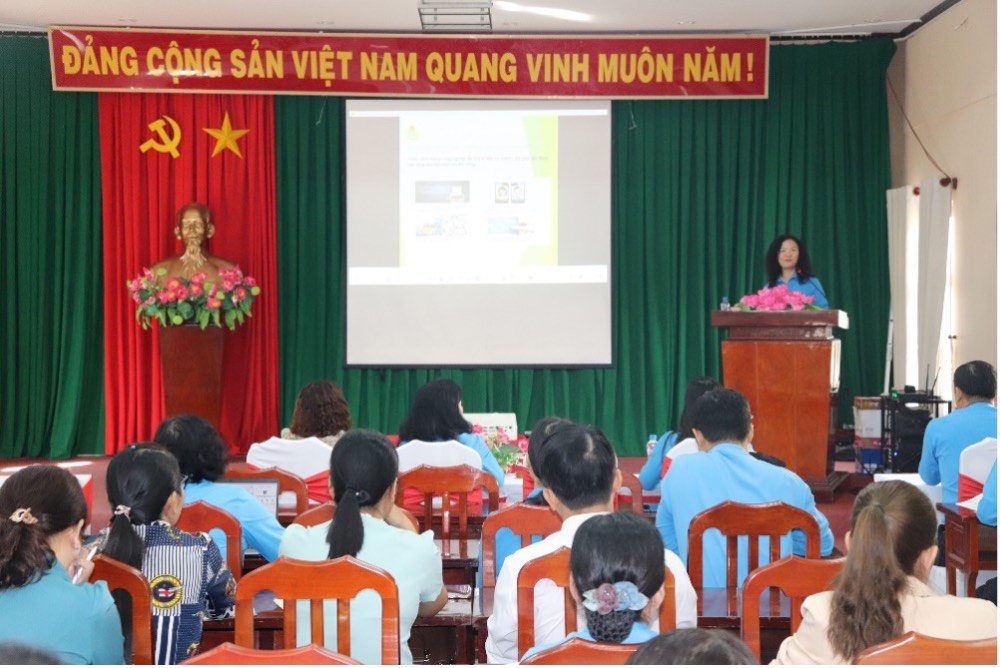 Ba Pham Thi Sam, Pho Giam doc phu trach Trung tam Dao tao, boi duong can bo Cong doan Tong LDLD Viet Nam tap huan nghiep vu cho can bo Cong doan. Anh: Luu Hung 