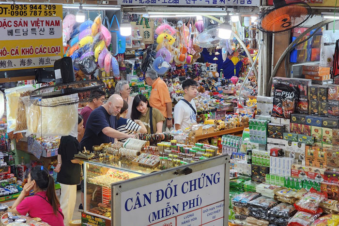 Da Nang tourist market is ready to welcome visitors during the peak tourist season. Photo: TT