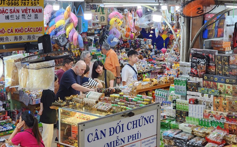 Da Nang tourist market is ready to welcome visitors during the peak tourist season. Photo: TT