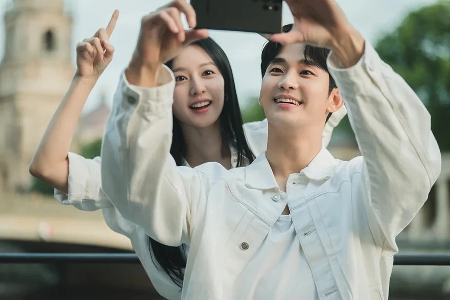 Kim Ji Won va Kim Soo Hyun tung dong vai vo chong trong “Nu hoang nuoc mat“. Anh: Nha san xuat phim