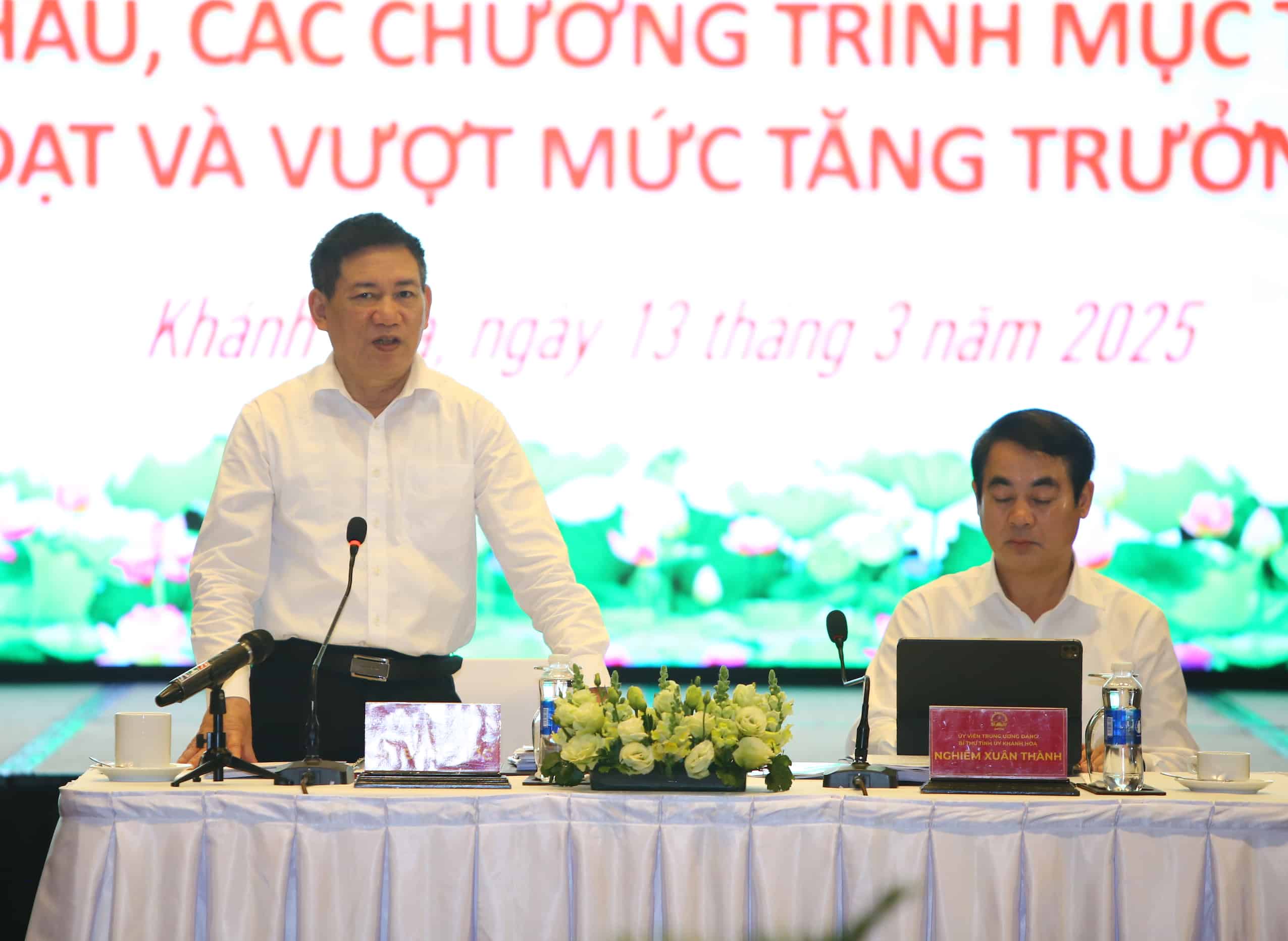 The Deputy Prime Minister is only a short way to remove obstacles for 4 abandoned golden land projects in Nha Trang. Photo: Huu Long