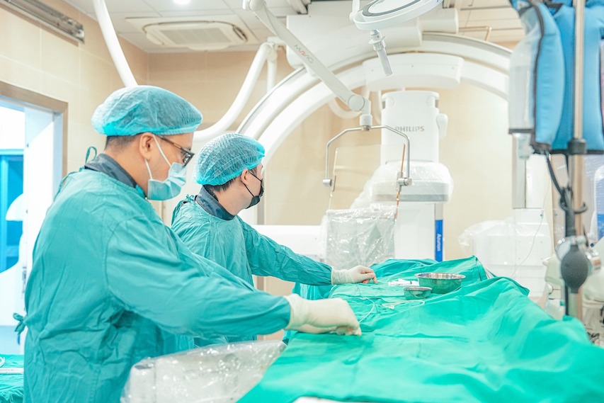 Doctors at Bach Mai Hospital are operating on the patient. Photo: BVCC