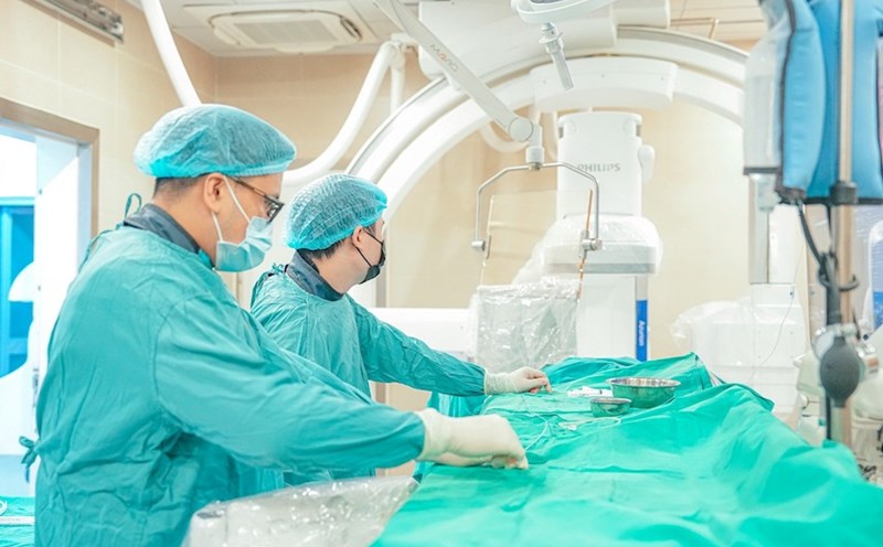 Doctors at Bach Mai Hospital are operating on the patient. Photo: BVCC
