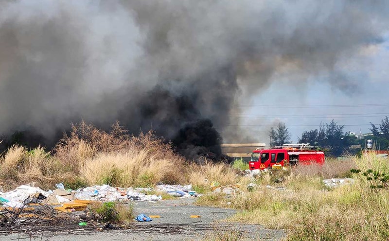 Scene of the large fire in Binh Tan District. Photo: Dong Hoang