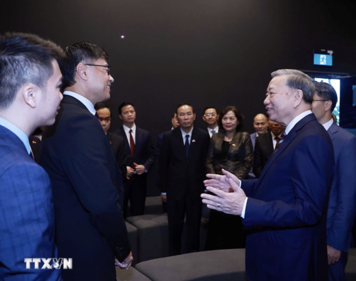 General Secretary To Lam visited and worked at Pasir Panjang port. Photo: VNA