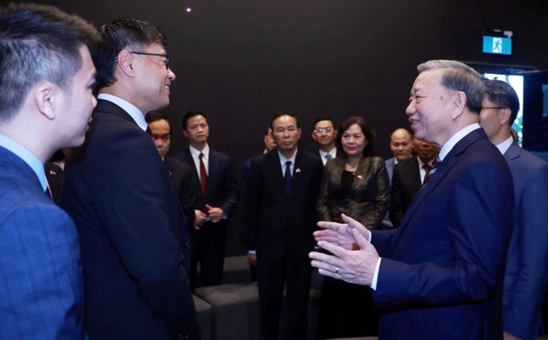 General Secretary To Lam visited and worked at Pasir Panjang port. Photo: VNA