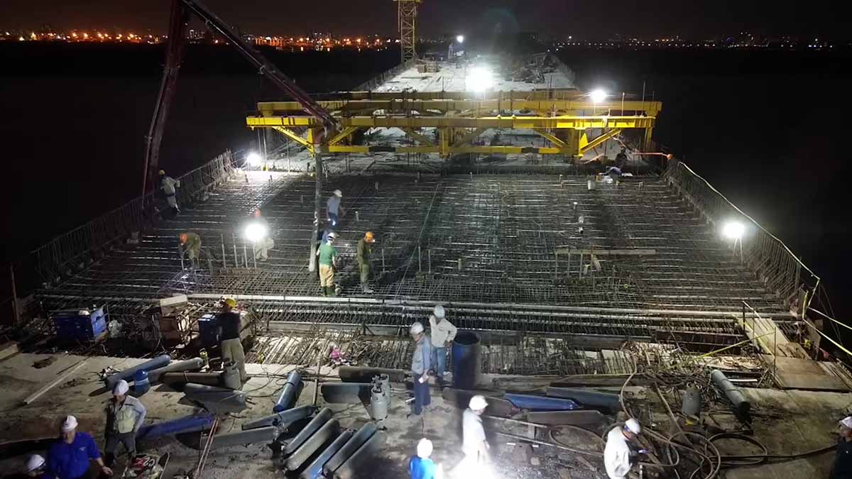 The Dong Nai River Overpass Project is under construction overnight to exceed the schedule, reaching the finish line on April 30. Photo: Anh Tu