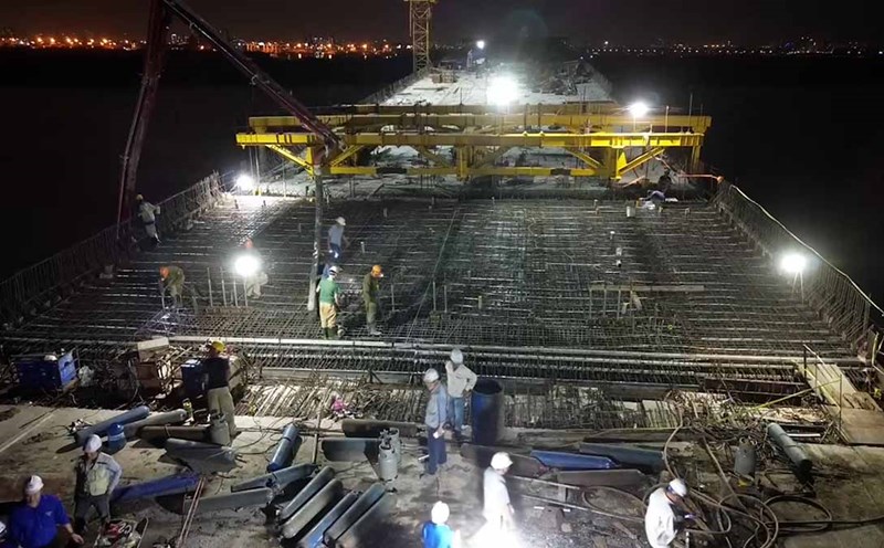 The Dong Nai River Overpass Project is under construction overnight to exceed the schedule, reaching the finish line on April 30. Photo: Anh Tu