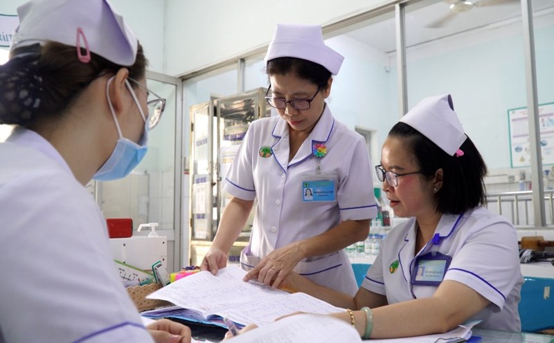 Chairman of the Trade Union Pham Lam Lac Thu (currently standing) always cares about the union members in the hospital. Photo: Anh Tu
